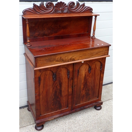 A 19th cen mahogany chiffonier with carved back, split top, 96cm wide