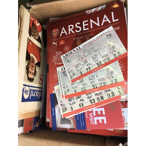 206 - Arsenal Football Memorabilia Box: Mainly modern programmes but the odd ticket and quite a few team s... 