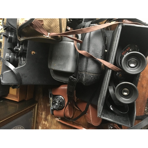 5 - A collection of binoculars and vintage cameras (a lot)