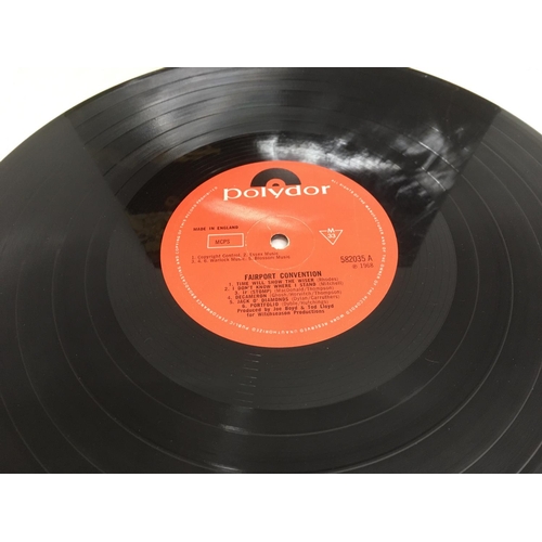354 - A first UK pressing of the 1968 debut LP by Fairport Convention. Some light scratches to the vinyl. ... 