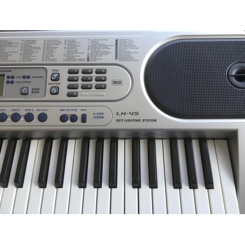 skrot Mentor Garderobe A Yamaha PSR 7000 keyboard, a Casio LK45 keyboard plus stand and leads.