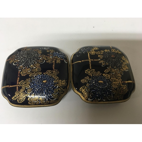 71 - An early 20th century Japanese Satsuma belt buckle decorated with flowers and gilt - NO RESERVE