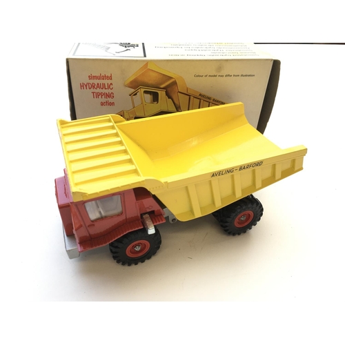 1962 - A Dinky Coles Hyderabad truck 150T #980 and a Aveling-Barford 'Centaur' Dump Truck #924 all boxed.