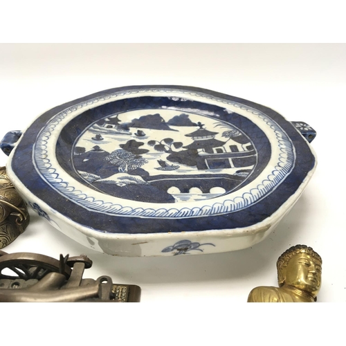 35 - A collection of oriental ceramics. Comprising 18th and 19th Chinese Export porcelain.a small gilt me... 