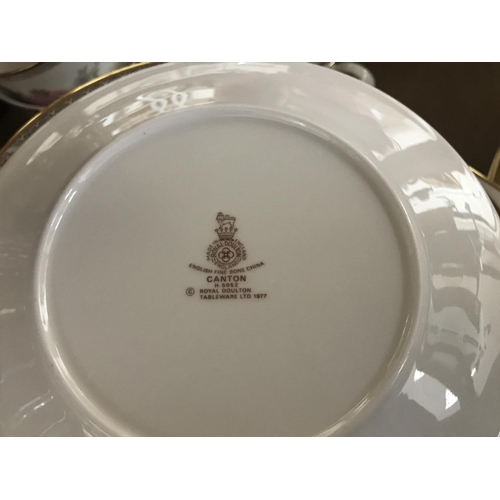 1283 - A 12 place setting Royal Doulton 