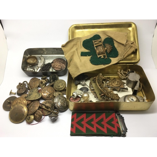 1822 - A collection of a WW1 British soldier's badges and other effects, a Princess Mary Christmas tin (no ... 