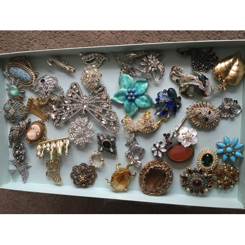 753 - A collection of approx 40 brooches.