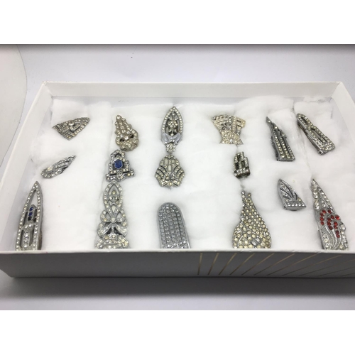 860 - A collection of diamonte dress clips.