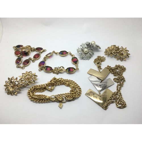 868 - A collection of Sarah Cov designer jewellery items.