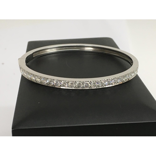 925 - A 18 ct white gold bangle inset with 26 equal size Brilliant cut diamonds , 3.45 ct , colour F clari... 