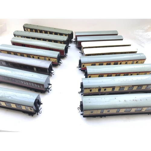 163 - A Collection of 'OO' Gauge Coaches.