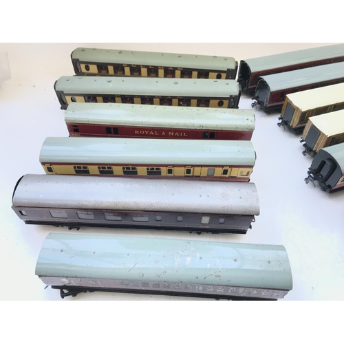 163 - A Collection of 'OO' Gauge Coaches.