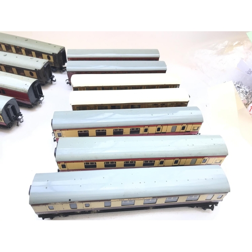 163 - A Collection of 'OO' Gauge Coaches.