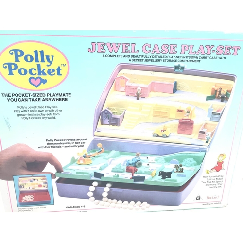 200 - 2 Polly Pocket sets (1 boxed) including a Jewel Case Play-Set.