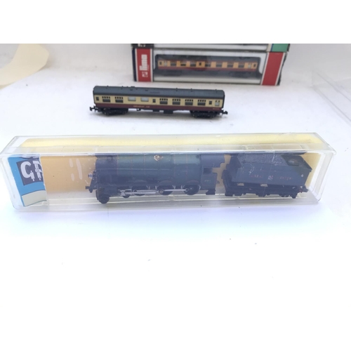 297 - An 'N' Gauge Loco and 4 coaches (3 boxed).