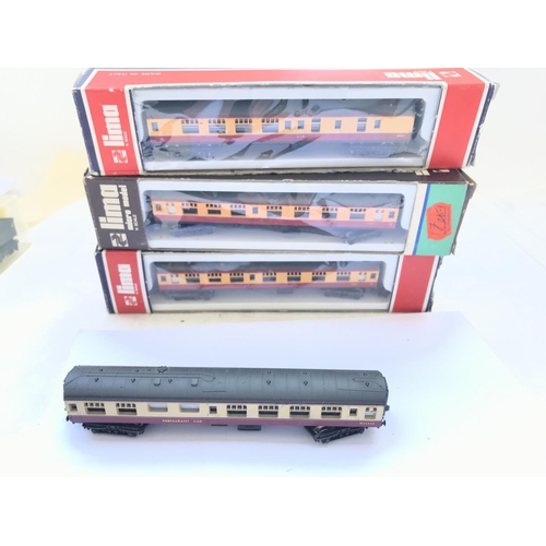 297 - An 'N' Gauge Loco and 4 coaches (3 boxed).