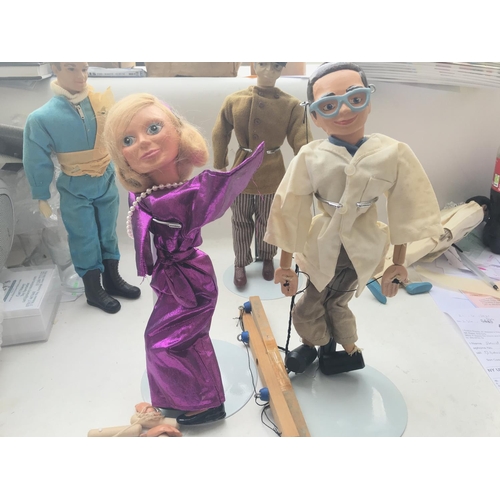 496 - 2 x Vintage Thunderbirds Puppets Lady Penelope and Brains. And 3 Vintage Dolls A/F.