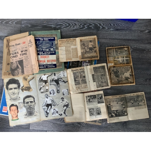 48 - Tottenham Football Scrapbooks: Wide range of seasons from 50/51 up to 2002/2003 with subjects such a... 