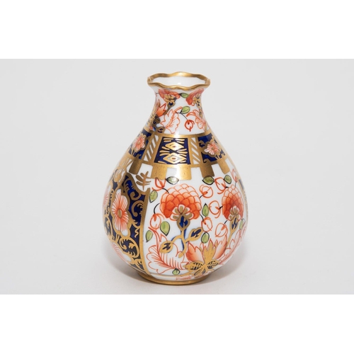 960 - A Royal Crown Derby miniature vase circa 1916 in Imari pattern 6299. Approximately 8cm in height - N... 