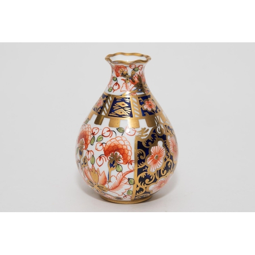 960 - A Royal Crown Derby miniature vase circa 1916 in Imari pattern 6299. Approximately 8cm in height - N... 