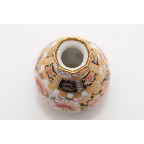 960 - A Royal Crown Derby miniature vase circa 1916 in Imari pattern 6299. Approximately 8cm in height - N... 