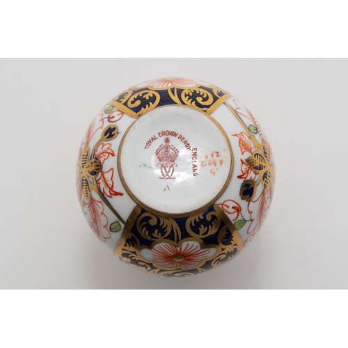 960 - A Royal Crown Derby miniature vase circa 1916 in Imari pattern 6299. Approximately 8cm in height - N... 