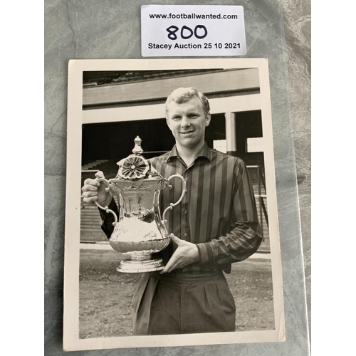 800 - West Ham 1960s Football Autographs: Press photo without rear stamp of Bobby Moore holding FA Cup whi... 