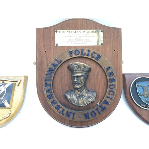 2312 - 8 x various plaques presented to Yeoman Warders.
Provided with letter of Authenticity