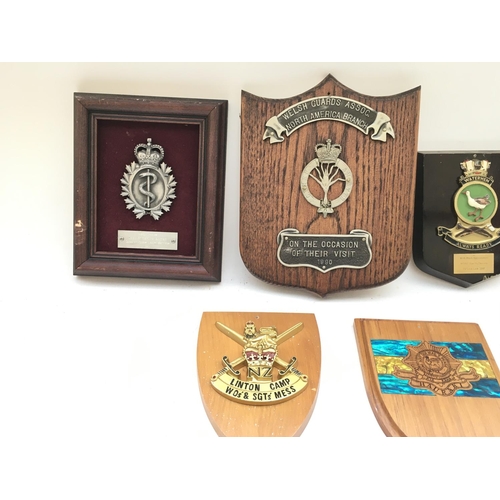 2328 - Collection of plaques from the Tower of London Yeoman Warders.
Provided with letter of Authenticity.