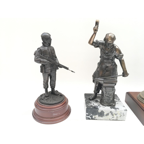 2335 - 4 x bronze/ resin figures from the Tower of London Yeoman Warders.
Provided with letter of Authentic... 