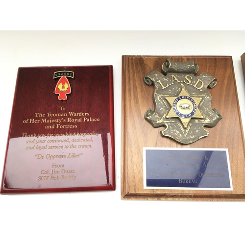 2339 - 6 x plaques presented to Tower of London Yeoman Warders.
Provided with letter of Authenticity.