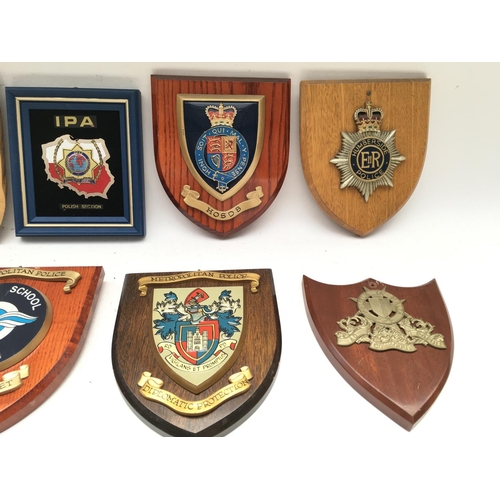 2343 - 9 x plaques presented to Tower of London Yeoman Warders.
Provided with letter of Authenticity.