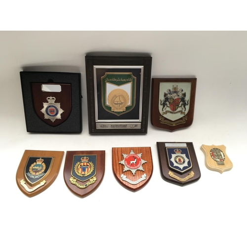 2359 - 8 x plaques presented to Tower of London Yeoman Warders.
Provided with letter of Authenticity.