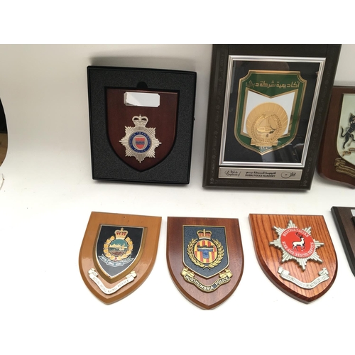 2359 - 8 x plaques presented to Tower of London Yeoman Warders.
Provided with letter of Authenticity.