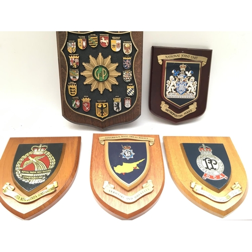 2361 - 8 x plaques presented to Tower of London Yeoman Warders.
Provided with letter of Authenticity.