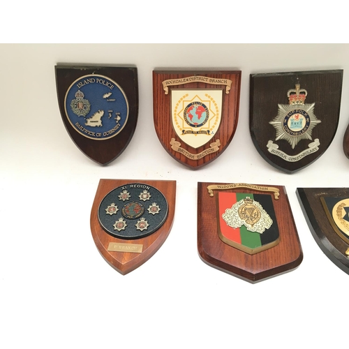 2363 - 10 x plaques presented to Tower of London Yeoman Warders.
Provided with letter of Authenticity.