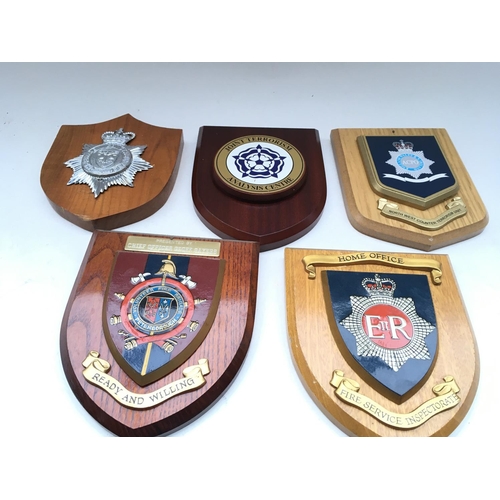 2370 - 8 x plaques given to the Tower of London Yeoman Warders.
Accompanied by letter of Authenticity.