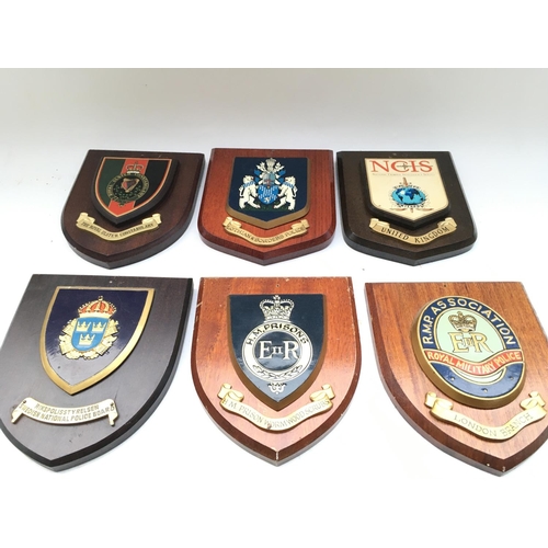 2373 - 9 x plaques given to the Tower of London Yeoman Warders.
Accompanied by letter of Authenticity.