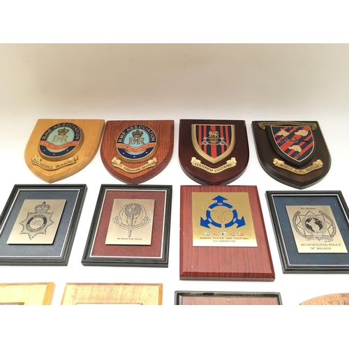 2374 - 12 x plaques given to the Tower of London Yeoman Warders.
Accompanied by letter of Authenticity.