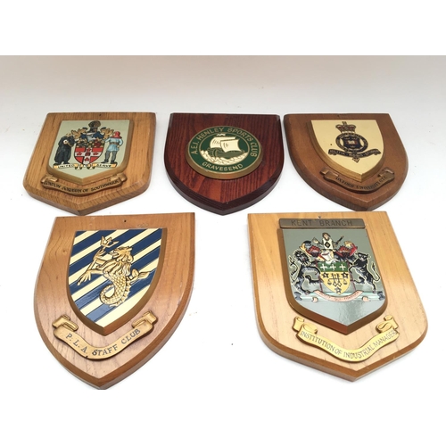 2390 - 8 x plaques presented to Tower of London Yeoman Warders.
Provided with letter of Authenticity.