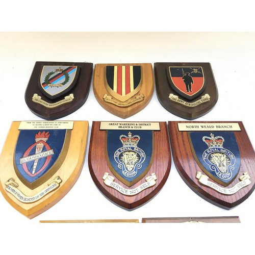 2460 - Plaques from the Tower of London Yeoman Warders.
Provided with letter of Authenticity.