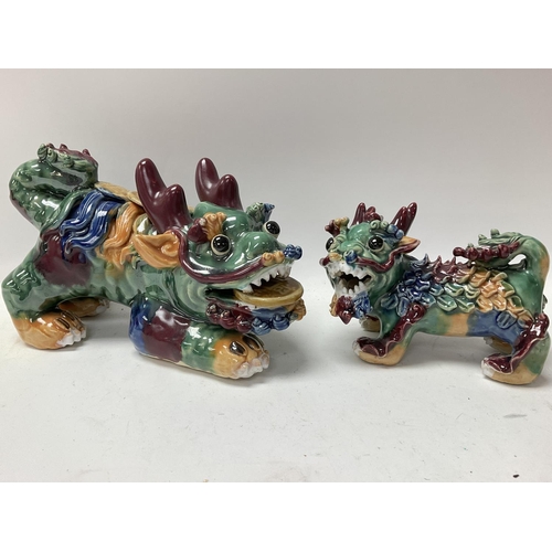 1136 - Two Chinese foo dragon dogs.