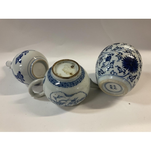1143 - 3 Chinese blue and white porcelain items.