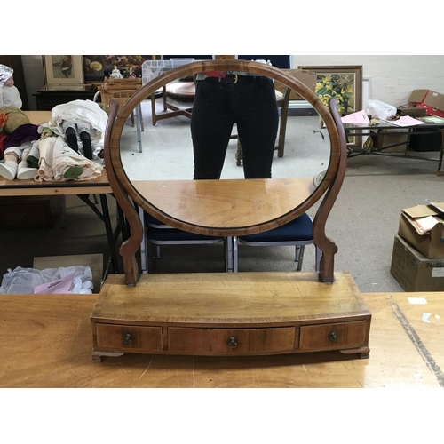 1241 - A Georgian dressing table oval mirror with three small drawers and bracket feet.