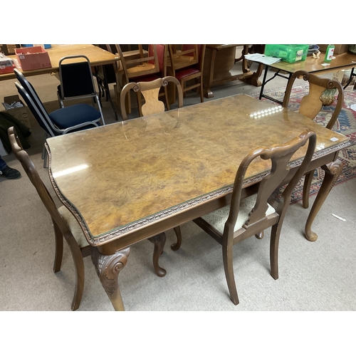 1285 - A 1920s butt walnut dining table with 4 matching dining chairs.