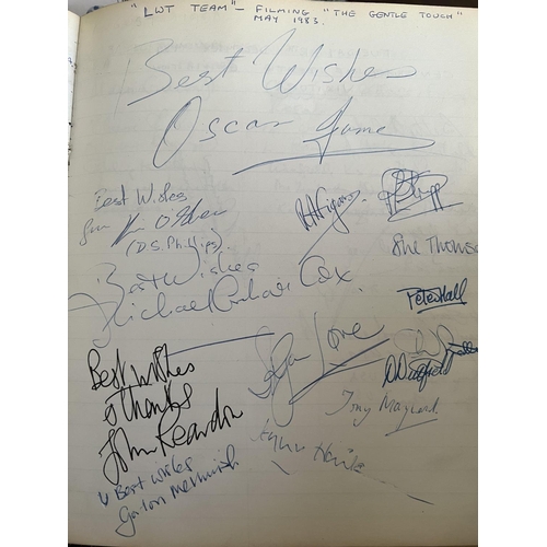 2042 - A very extensive collection of autographs compiled in the Robert Brownings Hall, visitors book. 1895... 