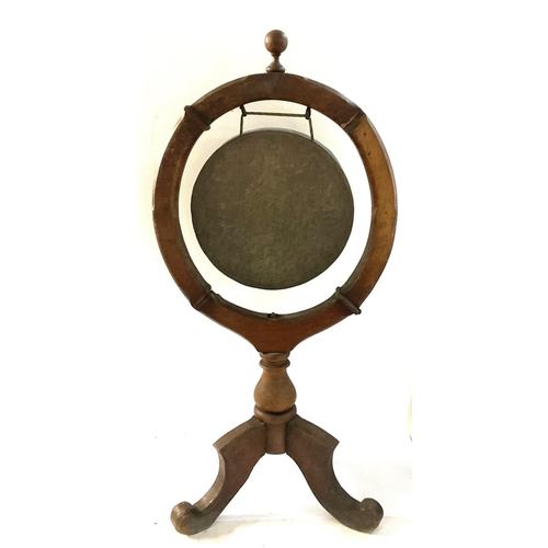 2112 - Robert Browning Settlement, York Street Chapel property, a small floor standing oak framed Gong. 98c... 