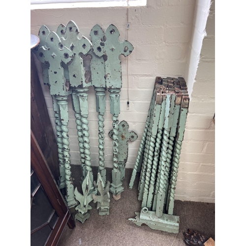 2209 - large section of cast iron balustrade with barley twist form, from the Robert Browning Chapel. 37 st... 