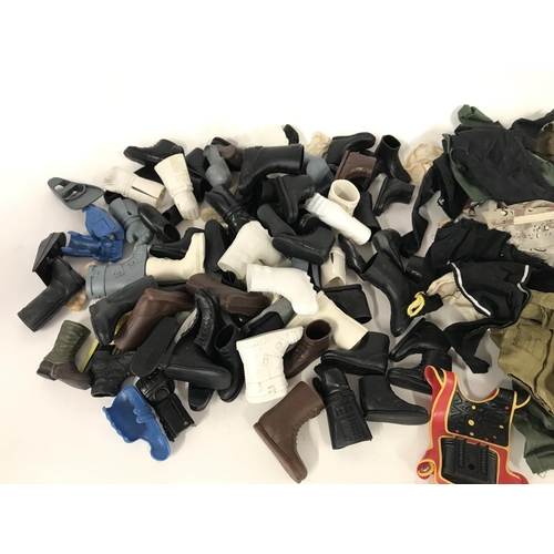 323 - Collection of various items of clothing and accessories including those for action man.