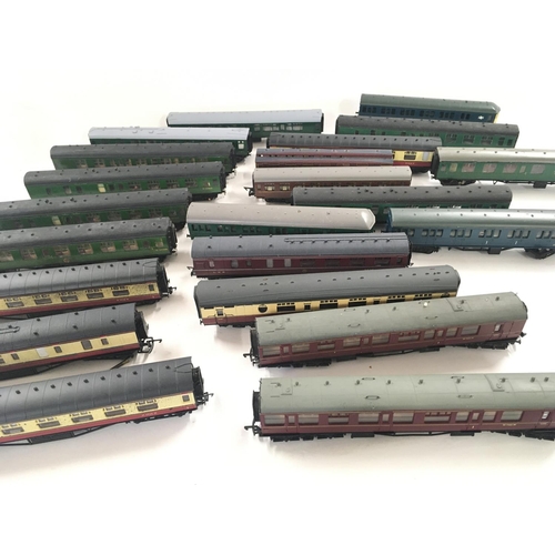 760 - A Box Containing a Collection of 00 Gauge Coaches.